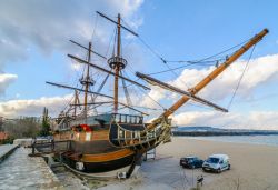 Il caratteristico ristorante Mr. Baba con la forma di una nave a Varna, Bulgaria. Si trova direttamente sulla spiaggia della città bulgara e propone piatti a base di pesce.

