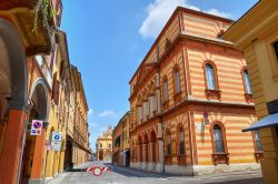 Il caratteristico Teatro comunale di Cento in provincia di Ferrara - © Mi.Ti. / Shutterstock.com