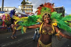 Il carnevale cittadino a Fort-de-France, isola di Martinica: 4 giorni di balli, canti e sfilate - © T photography / Shutterstock.com