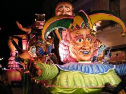 Il carnevale di Avola, Sicilia. Per quattro giorni la cittadina siciliana si veste a festa: anche di sera, le vie del paese accolgono sfilate e appuntamenti culturali e musicali.
