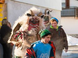 Il Carnevale di Dreznica in Slovenia e la maschera "Ta grdi", siamo nel comune di Caporetto (Kobarid). - © Xseon / Shutterstock.com