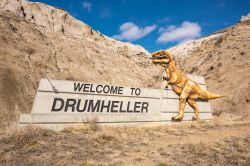 Il cartello di benvenuti a Drumheller, conosciuta come la città dei dinosauri del Canada - © Chase Clausen / Shutterstock.com