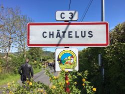 Il cartello di ingresso a Chatelus, comune minuscolo con un centinaio di abitanti in Alvernia, Francia
