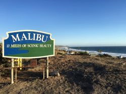 Il cartello di Malibu, California, 27 miglia di bellezza (USA).
