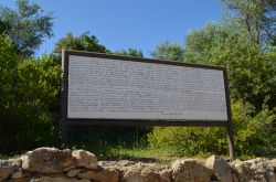 Il cartello d'ingresso al Giardino dei Tarocchi di Capalbio, Toscana, con la storia di questo originale parco.
