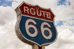 Il cartello iconico della Route 66, uno dei simboli del turismo on the Road in America