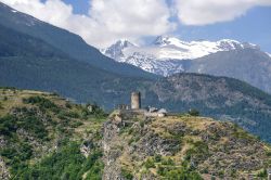 Il casello di Chatel-Villeneuve ad Aosta tra le cime delle Alpi