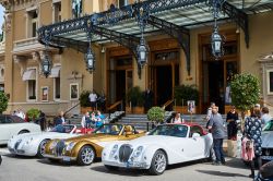 Il casinò di Monte Carlo (Principato di Monaco) con le auto di lusso parcheggiate all'ingresso e i turisti in una giornata di sole - © Drozdin Vladimir / Shutterstock.com