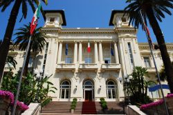 Il Casinò di Sanremo: patria del lusso e del gioco sin dal 1905 - costruito nel 1905 in un elegante stile liberty, l'edificio che attualmente ospita il Casinò di Sanremo, ...