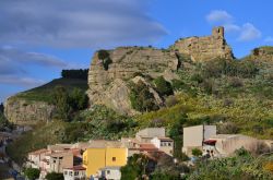 Il Castel Soprano domina la skyline di Corleone in Sicilia