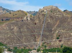 Il Castello Arabo Normanno di Calatabiano sulla costa orientale della Sicilia, a nord di Catania - © PandaWild / Shutterstock.com