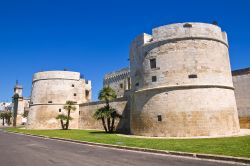 Il Castello Aragonese di Palmariggi in Salento conserva due imponenti torrioni. - © Mi.Ti. / Shutterstock.com