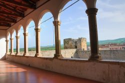 Il castello aragonese di Venosa, Basilicata, visto dal loggiato. Nel corso del Seicento venne trasformato da fortezza a dimora signorile da Carlo e Emanuele Gesualdo - © Mi.Ti. / Shutterstock.com ...