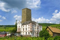Il castello Boosenburg a Rudesheim am Rhein, Germania. Situato nella valle del Reno e risalente al XII° secolo, è una residenza in stile neo gotico  - © Pecold / Shutterstock.com ...