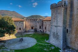 Il castello Caetani a Sermoneta nel Lazio. Dal maniero si gode un suggestivo panorama sulle campagne rigogliose fra Sermoneta e Norma - © Stefano Pellicciari / Shutterstock.com