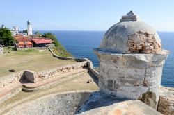 Il castello de El Morro a Santiago de Cuba domina la costa meridionale del paese affacciata sul Mar dei Caraibi.
