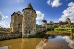 Il castello del borgo medievale di Fougères in Bretagna, Francia. Principale luogo di interesse turistico della città, il castello si presenta con 11 torri e rappresenta una delle ...