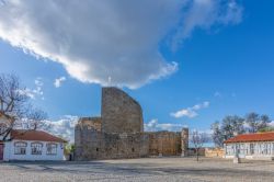 Il castello della città di Miranda de Douro, Portogallo, in una giornata estiva. Seppur diroccato, il castello conferisce a questa località un'atmosfera medievale ricca di ...