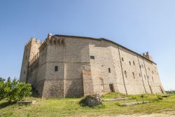 Il castello della Rancia nei pressi di Tolentino, Macerata, Marche. Sorge sulla contrada Rancia, da cui prende il nome, sulla pianura situata sulla sinistra del fiume Chienti. E' uno dei ...