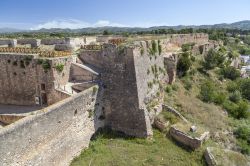 Il castello della Suda a Tortosa, Catalogna. Questo imponente e massiccio monumento è il primo ad attirare l'attenzione del visitatore. Sorge abbarbicato alla sommità di un ...