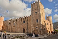 Il Castello di Alcamo in Sicilia ed una coppia di sposi - © Gianni62 / Shutterstock.com