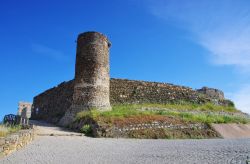 Il castello di Aljezur in una giornata soleggiata, Portogallo. Fra il ricco patrimonio architettonico e storico di questa città dell'Algarve vi sono le rovine del castello del X° ...