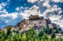 Il castello di Amasya, Turchia: distrutta e ricostruita ad opera di diversi dominatori, questa fortezza poteva contare su otto livelli difensivi che scendevano per 300 metri verso il fiume Yesilirmak ...