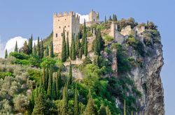 Il Castello di Arco vicino Lago di Garda in Trentino ...