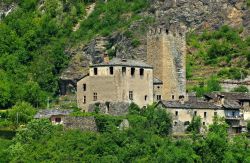 Il castello di Avise immerso nella natura di Aosta, Valle d'Aosta. La torre ha un bel motivo decorativo a caditoie e sul lato sud si apre una serie di finestre geminate a chiglia rovesciata  ...