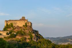 Il castello di Bardi è conosciuto anche con il nome di Castello Landi. Si trova su uno sperone roccioso di diaspro rosso sugli Appennini in provincia di Parma.