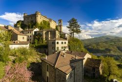 Il borgo di Bardi e il suo castello. Siamo in provincia di Parma, Emilia-Romagna, Italia.