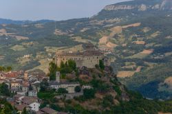 Il castello di Bardi, in provincia di Parma, fu costruito a partire dal IX secolo dal Marchese Berengario del Friuli.