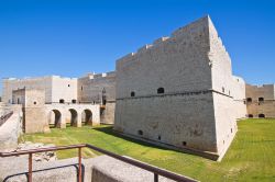 Il castello di Barletta, Puglia. Questo edificio con torri-bastioni agli angoli è stato realizzato a partire dal 1532 per volere del re spagnolo Carlo V°.
