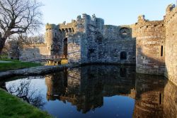 Il castello di Beaumaris sull'Isola di Anglesey, nord Galles, UK. Fortificazione eretta nella cittadina di Beaumaris, rappresenta la più grande tra le otto volute da Edoardo I° ...