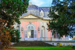 Il castello di Benrath nei pressi di Dusseldorf, Germania. Sorge sulle sponde del fiume Reno nell'omonimo sobborgo cittadino che conserva edifici medievali. Venne costruito fra il 1755 e ...