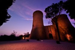 Il castello di Bertinoro, Emilia Romagna, fotografato di notte. Situata sulla sommità del colle cittadino, la rocca ospitò per alcuni mesi anche l'imperatore Federico Barbarossa ...