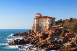 Il castello di Boccale sul mare nei pressi di Livorno, Toscana. Questo grande maniero è costituito da un corpo a pianta rettangolare contornato da tre piccole torri rotonde - © Barat ...