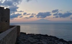 Il Castello di Brucoli e il vulcano Etna sullo sfondo