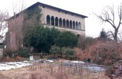 il Castello di Buccinasco, una delle attrazioni del comune nell'Hinterland di Milano, in Lombardia Di Carlo Dell'Orto - Opera propria, CC BY-SA 4.0, Collegamento