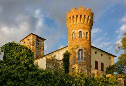 Il Castello di Buttrio al tramonto: siano in una delle regioni vinicole del Friuli Venezia Giulia - © Mauro Carli / Shutterstock.com