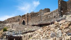 Il Castello di Calatabiano, di origine arabe, nella Sicilia orientale - © vvoe / Shutterstock.com