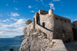 Il Castello della Dragonara a Camogli - affacciato direttamente sul mare, questo antico castello è una delle perle del Golfo Paradiso, la cui costruzione risale al XIII secolo. La ...