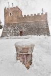 Il castello di Campobasso con la neve, Molise. In primo piano una fontana ricoperta dal ghiaccio. Monumento nazionale e simbolo della città, questo castello prende il nome dal conte Nicola ...
