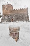 Il castello di Campobasso con la neve, Molise. In primo piano una fontana ricoperta dal ghiaccio. Monumento nazionale e simbolo della città, questo castello prende il nome dal conte Nicola ...