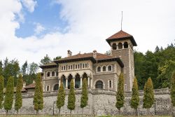 Il castello di Castelul Cantacuzino si trova Romania ed è una delle location della serie TV Mercoledì Il castello di Castelul Cantacuzino si trova Romania - © Costeastefan, ...