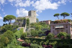 Il castello di Chiavari, Liguria, in una bella giornata di sole. Costruito fra il 1146 e il 1147, questo edificio difensivo fu uno dei primi edificati nella zona del golfo del Tigullio.
