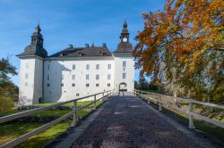 Il castello di Ekenas in autunno nelle campagne di Linkoping, Svezia. Popolare attrazione turistica, questo maniero venne costruito nel XVII° secolo - © Rolf_52 / Shutterstock.com