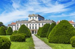Il castello di Fertod nei pressi di Sopron, Ungheria. Lungo la statale che da Sopron porta a Budapest si trova la città di Fertod: qui sorge il complesso architettonico chiamato "Versailles ...