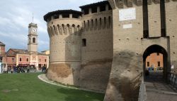 Il Castello di Forlimpopoli e Piazza Garabildi - © Paolo Bona / Shutterstock.com