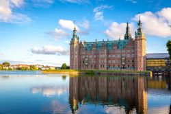 Il castello di Frederiksborg riflesso nelle acque del lago di Slotso a Hillerod, Danimarca.
